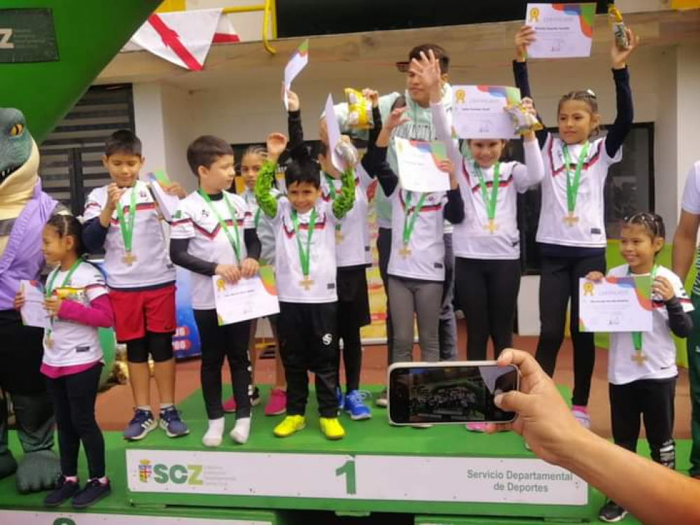 Beni en el podio del nacional de mini atletismo U-10