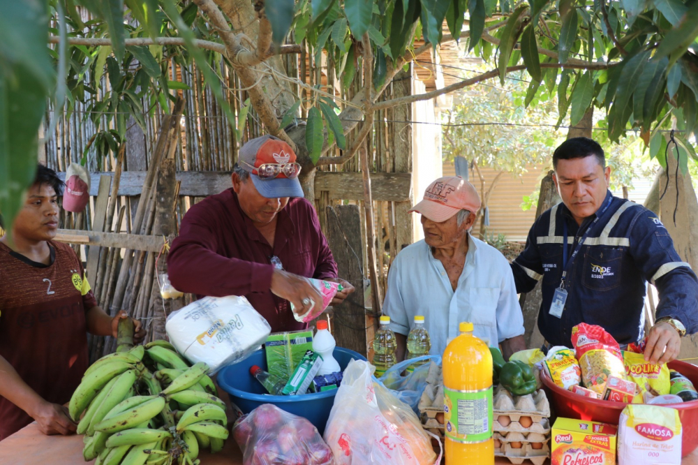 ENDE DELBENI traduce su solidaridad  con alimentos en el barrio 20 de Agosto