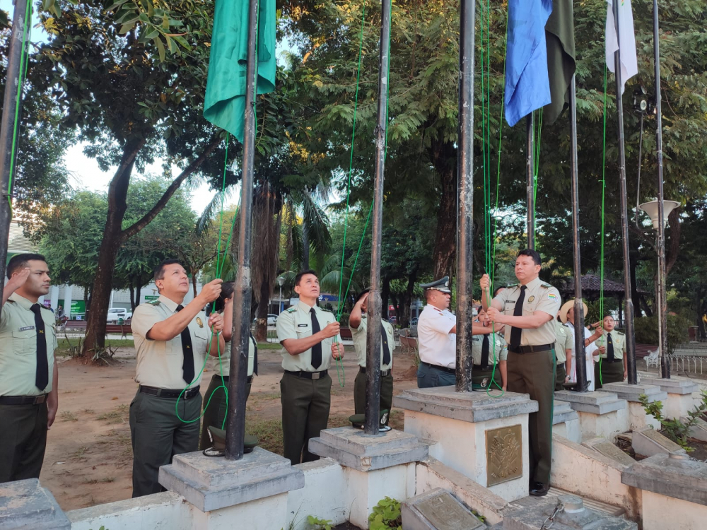 Policía realizó iza del pabellón nacional  y reafirmó compromiso institucional