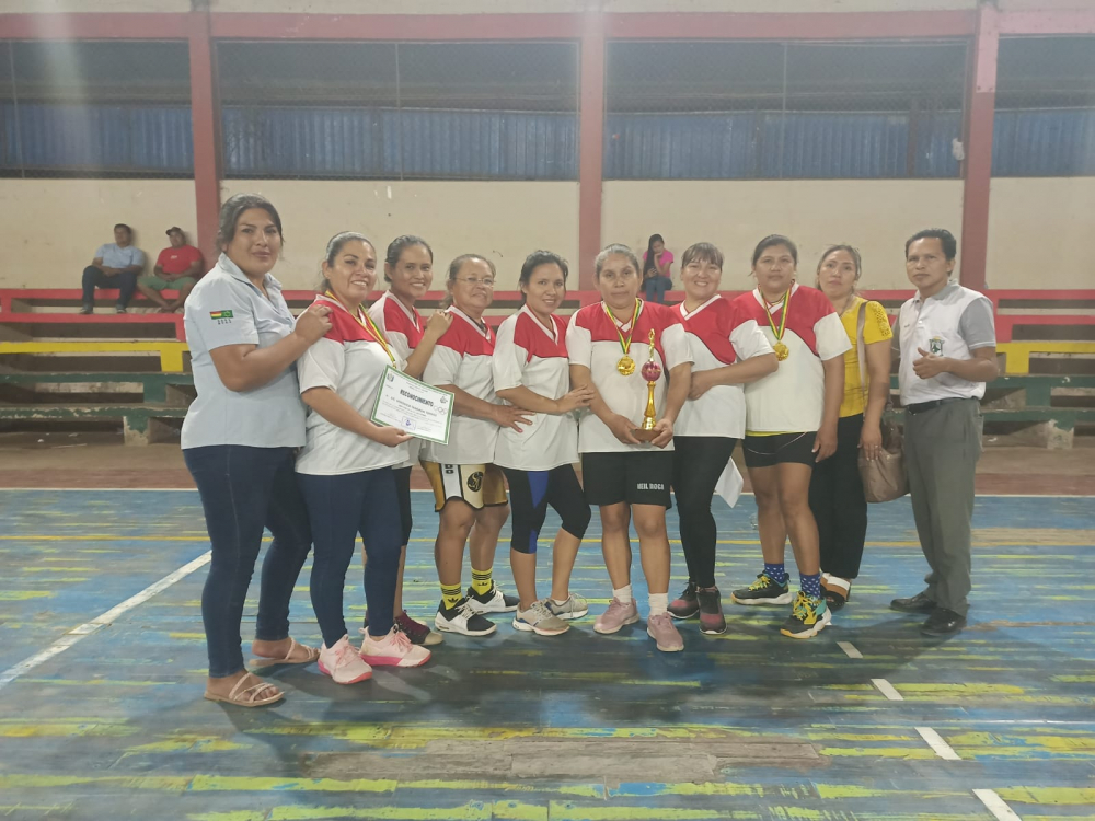 Luis Espinal alcanza el podio en el campeonato de básquetbol del magisterio trinitario