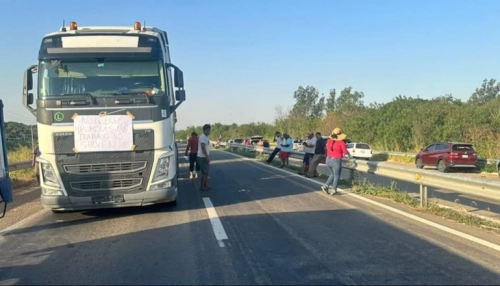 ¡Carretera Santa Cruz - Cochabamba despejada! Transportistas levantaron bloqueo en el Puente de la Amistad