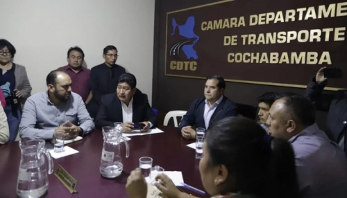 Ministro Montaño se reúne con el transporte pesado en Cochabamba