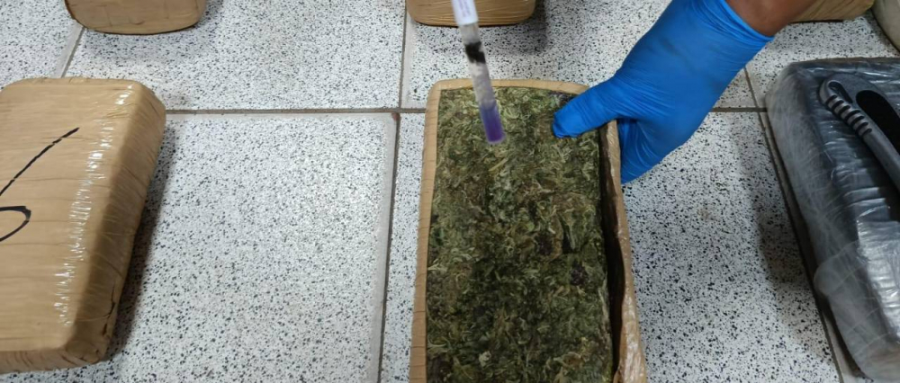 Secuestran 23 paquetes de marihuana camuflados en una encomienda que estaba en la terminal de buses de La Paz