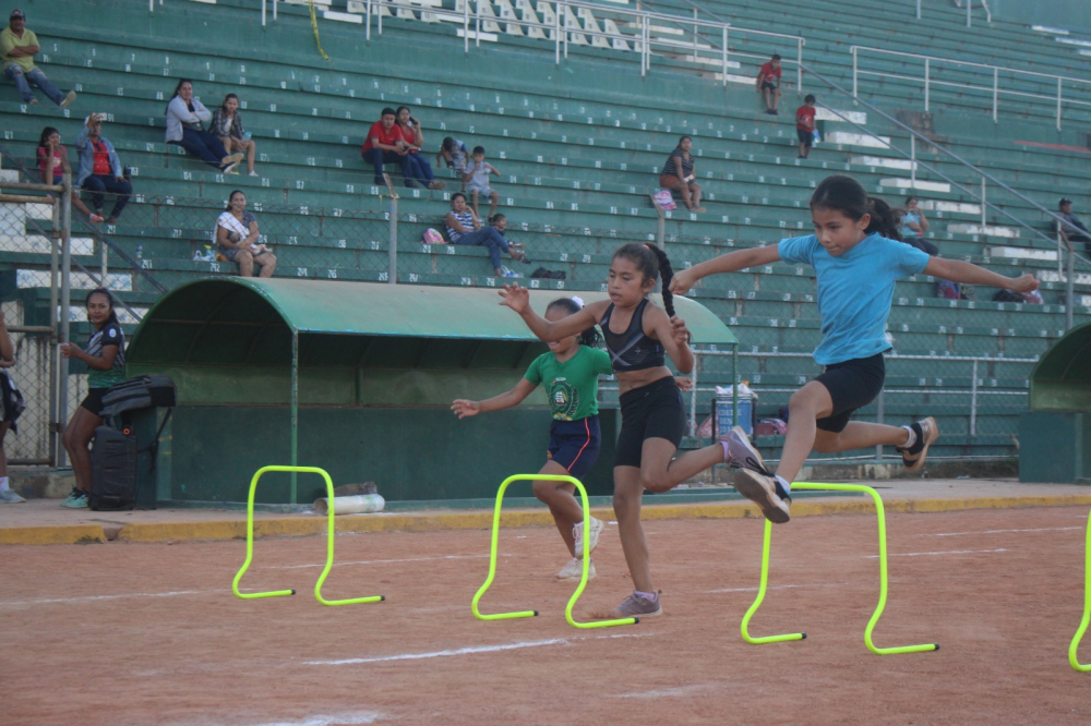 Atletas brillan en su camino hacia el campeonato departamental U-10