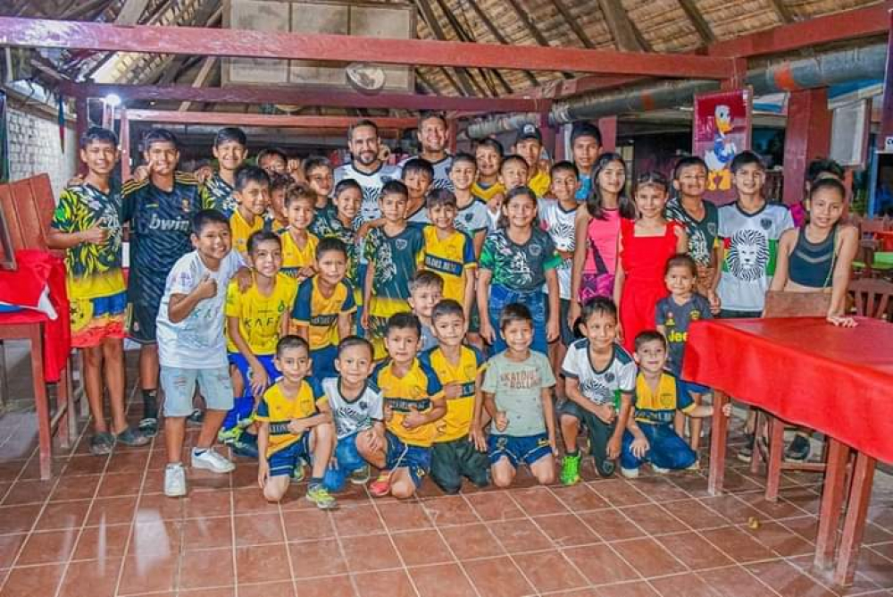 Las futuras estrellas del Leones del Beni compartieron con el alcalde de Trinidad