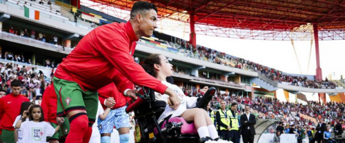 El hermoso gesto de Cristiano Ronaldo con una niña en la previa al partido de Portugal