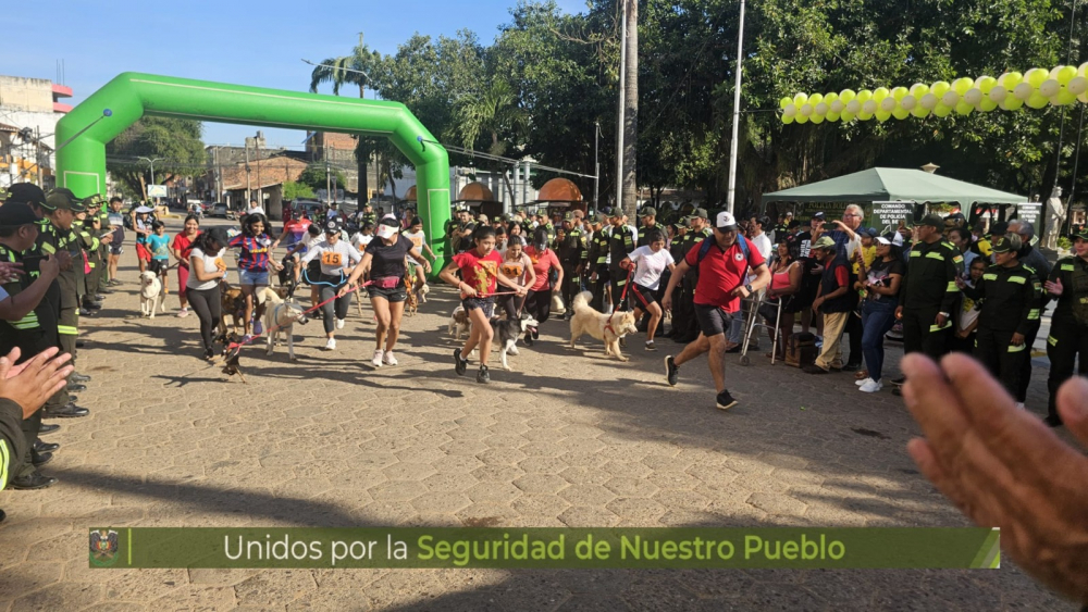 Programa de la Policía por su 198  aniversario va viento en popa en Beni