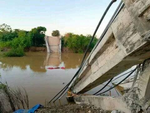 Ingenieros inspeccionarán puente  desplomado para determinar causas