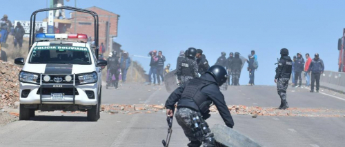 Policía desbloquea y resguarda en el sector de la Apacheta, en la doble vía La Paz-Oruro