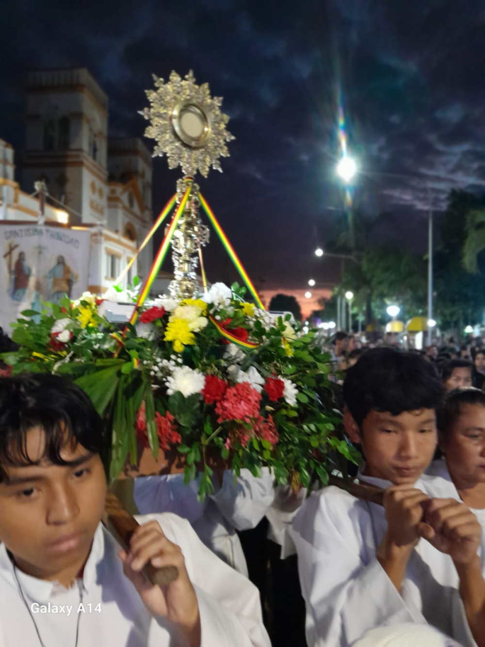 PESE A CRISIS Y ESCASEZ DE COMBUSTIBLES FELIGRESES CELEBRAN EL CORPUS CHRISTI