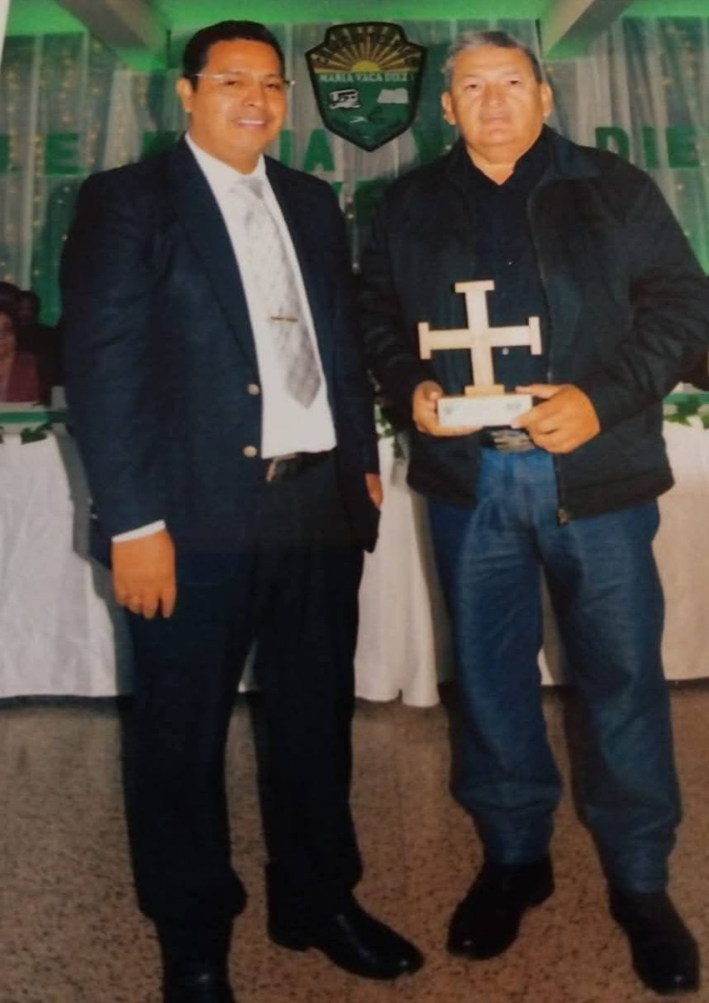 Reynaldo Chiqui Revollo es condecorado por un colegio de Santa Cruz por ser autor de su himno