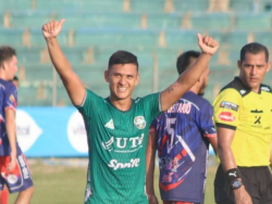 Garra y fútbol: Primero de Mayo se impone y sigue puntero
