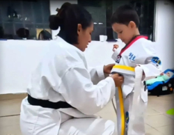 Leonardo Mendieta, con 4 años, asciende de grado en Taekwondo