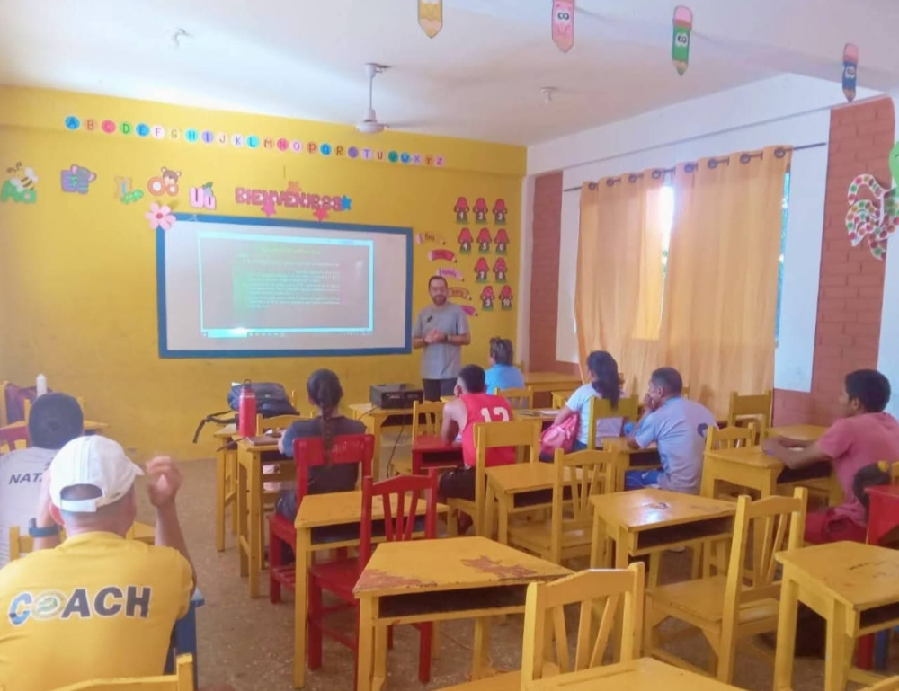 Instructores de natación fortalecen su formación con curso de RCP