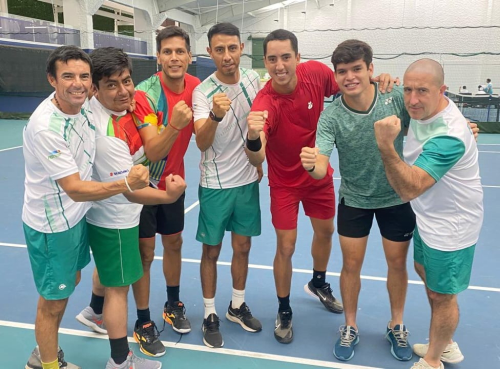 Dellien celebra junto al equipo Bolivia el ascenso tras vencer a Bermuda