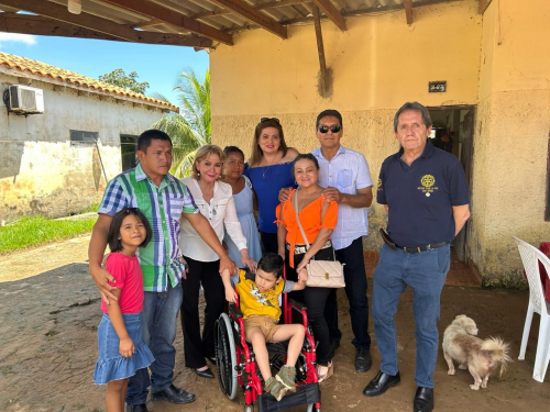 Rotary Club realiza acción benéfica entregando  silla de rueda a menor con discapacidad