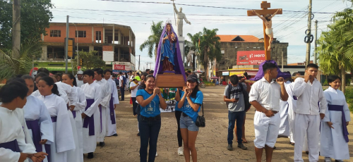 Estudiantes realizan vía crucis para recordar  el sacrificio de Jesucristo en Semana Santa