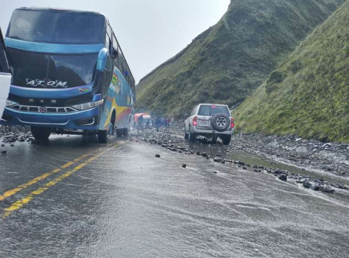 Talud causa destrozos a la carretera La Paz - Beni
