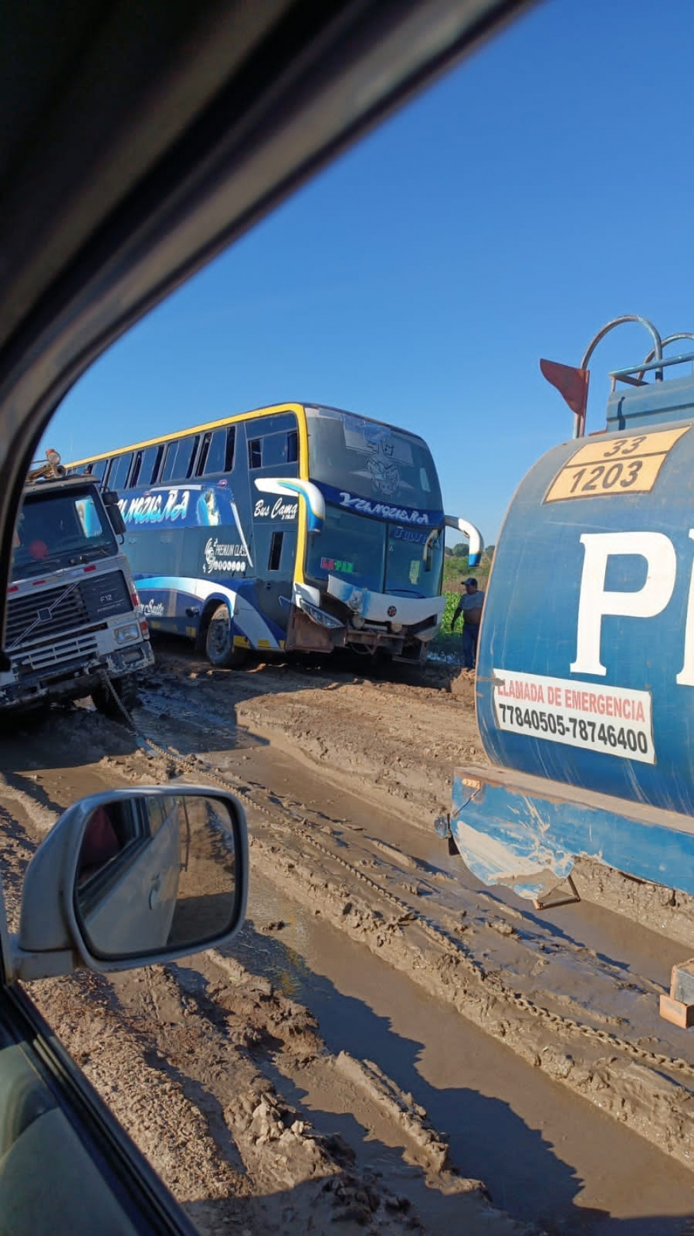 Movilidades quedan atascadas al intentar  cruzar cauce del Mamoré en Varador