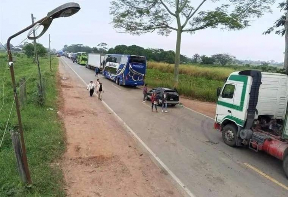 Después de varias horas de bloqueos, rutas del eje central de Bolivia están expeditas solo permanece la del Beni