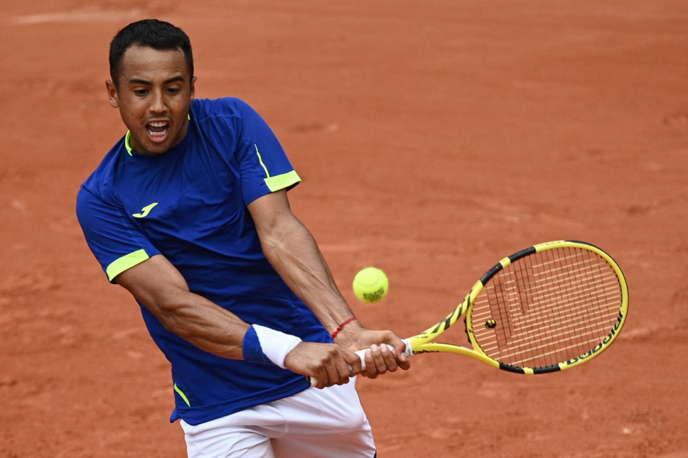 Hugo Dellien da batalla, pero cae en su debut del Roland Garros