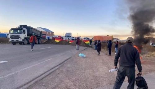 Transportistas cumplen anuncio y bloquean la carretera La Paz-Oruro