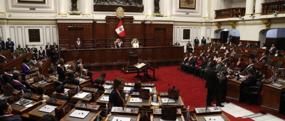 Perú aprueba ley que autoriza el uso de armas en “legítima defensa” y sin riesgo de detención preventiva