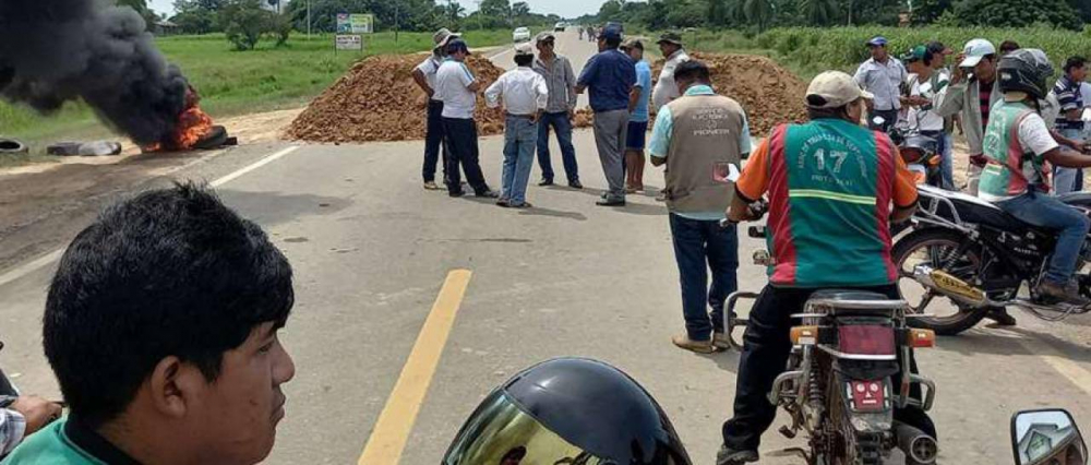 Pobladores de San Julián bloquean la ruta a Trinidad, piden que se restablezca tarifa de pasajes del transporte público