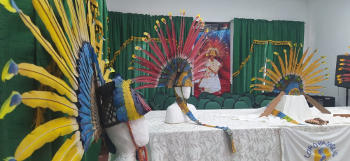 Exhiben plumajes de Macheteros hechos  con material alternativo en Trinidad