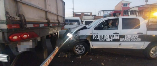Patrulla policial impacta contra la parte trasera de un tráiler en Vinto y afectan a otro vehículo