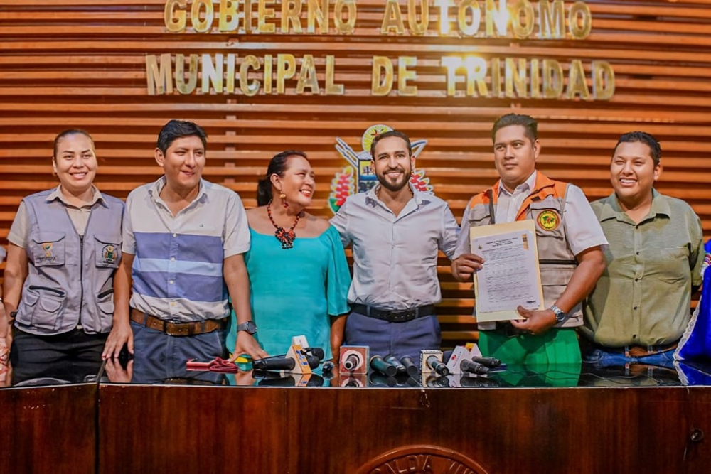 Alcalde Cámara presenta por segunda vez proyecto  de Ley para bajar el costo de alumbrado público