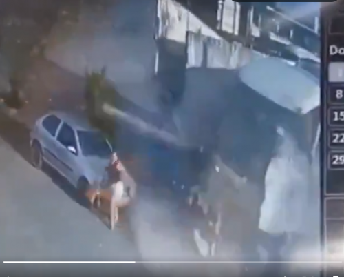 Cámara de seguridad filmó el momento en que una mujer es aplastada por un muro cuando caminaba por una calle