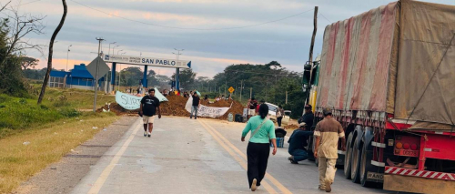 Productores mantienen bloqueo en Puente San Pablo, límite entre Beni y Santa Cruz