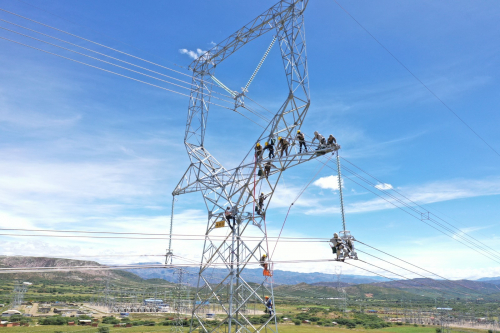 Técnicos bolivianos realizan primer mantenimiento de la línea de extra alta tensión Carrasco–Santivañez