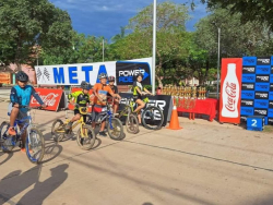 Competencia de ciclismo municipal en Plaza Fátima y carretera a Santa Cruz