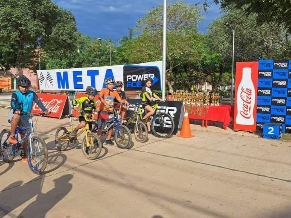 Competencia de ciclismo municipal en Plaza Fátima y carretera a Santa Cruz