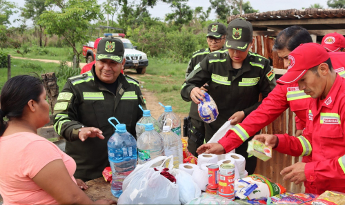 Policía del Beni lleva ayuda humanitaria a familias afectadas por incendios forestales