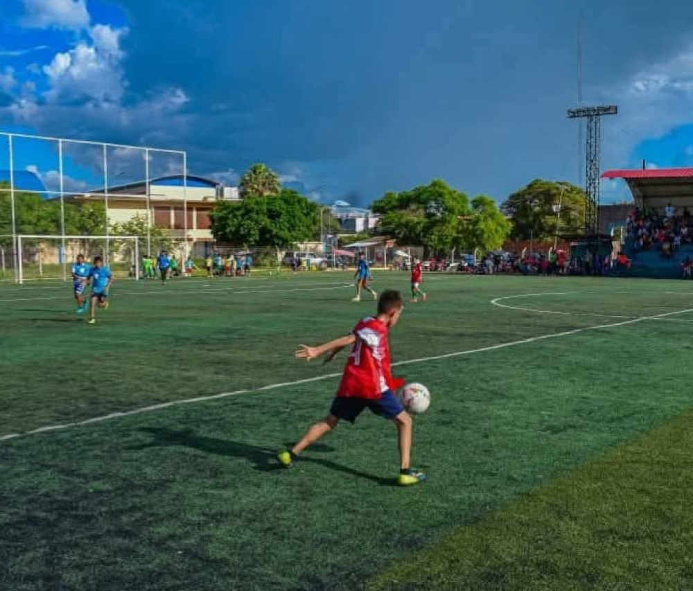 Más de 300 futbolistas en las pruebas abiertas del Club Bolívar en Trinidad