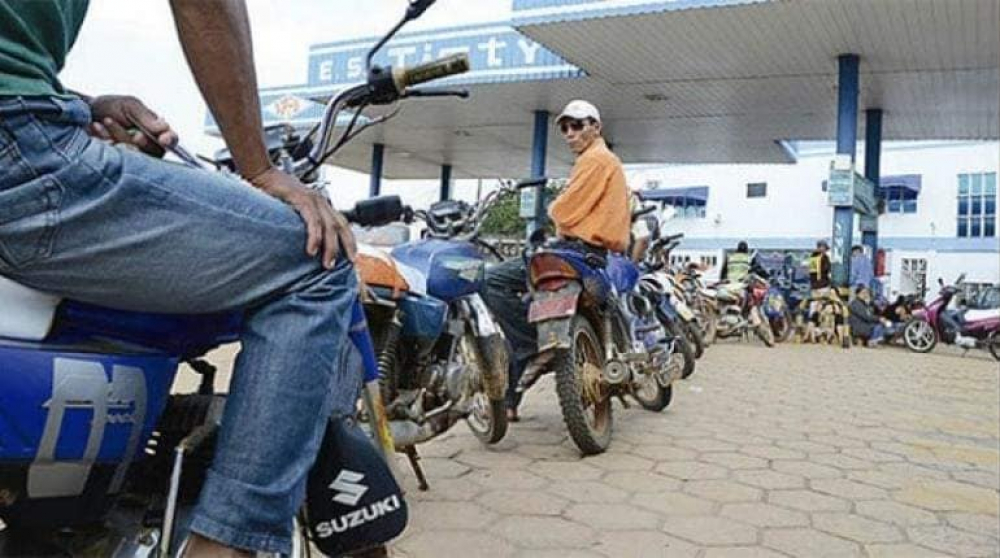 Crisis por combustible: Mototaxistas bloquean accesos de YPFB y ANH en Guayaramerín