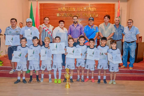 Alcalde Cristhian Cámara reconoce a campeones Sub-8 de Futsal FIFA