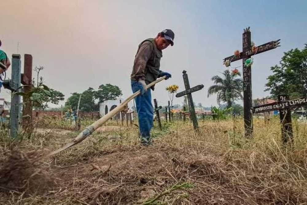 San Ignacio: Los dos campos santos  son renovados en limpieza y acomodos