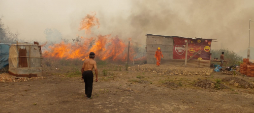 UGR Trinidad apaga incendio que  amenazaba viviendas en Jordania