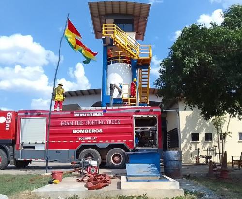 Policía garantiza  el abastecimiento  del avión cisterna  Electra Tanker 489