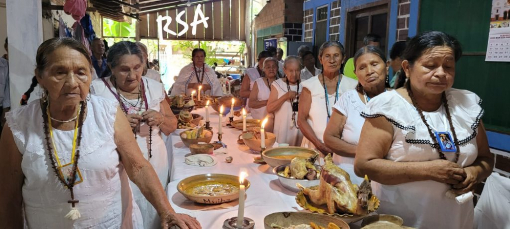 Indígenas preparan una ancestral ofrenda  de 'comida blanca' para sus seres queridos