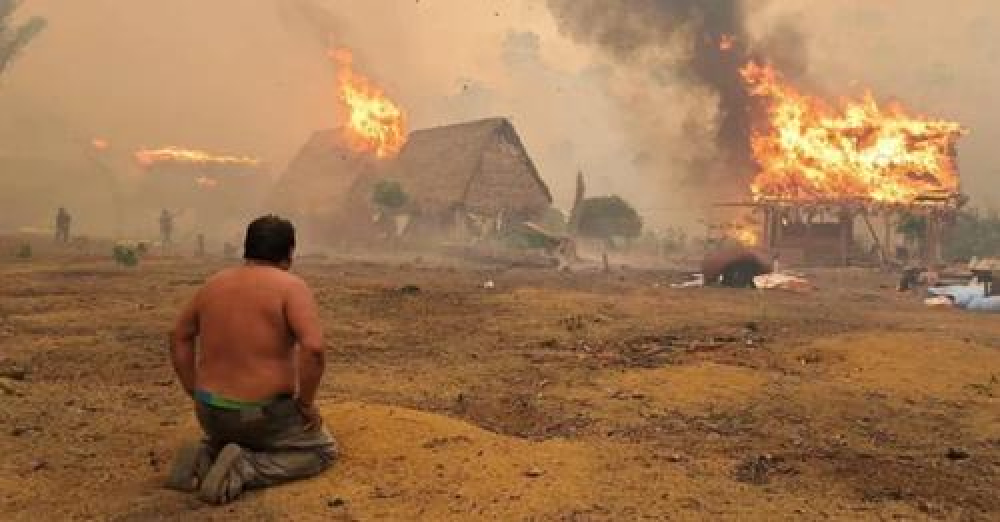 Riberalta: Familias  ven sus hogares  reducidos a cenizas  por voraz incendio