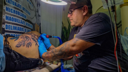 Corre la tinta y la creatividad: artistas del tatuaje brillan en Trinidad