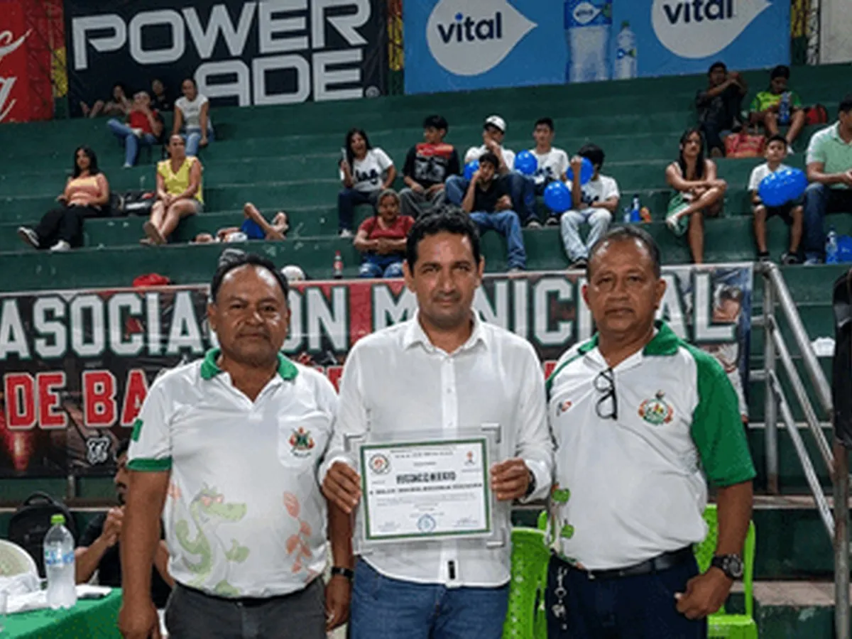DISTINGUEN A ROBERTO KREIDSTEIN POR SU APORTE AL FUTSAL BENIANO