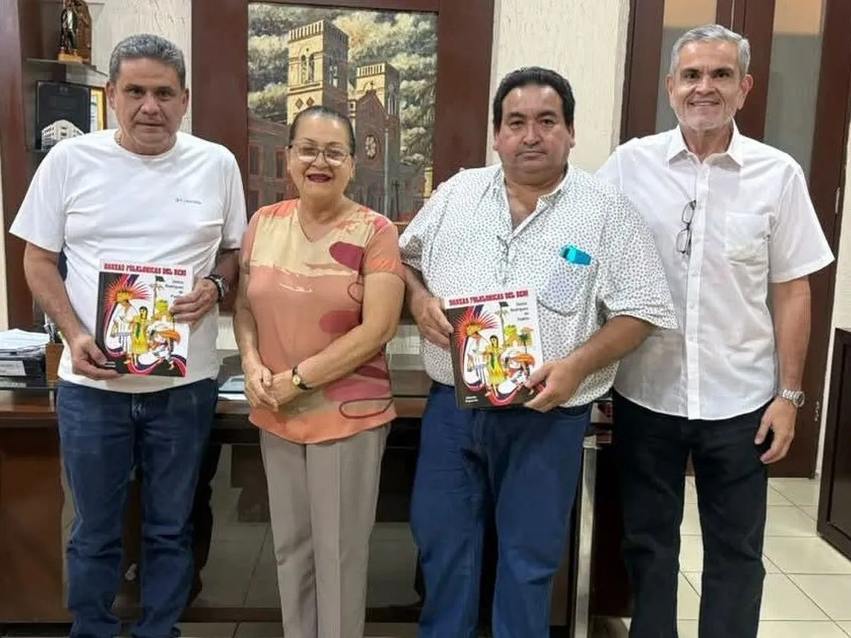 UAB ENTREGA LIBRO SOBRE DANZAS FOLKLÓRICAS DEL BENI A AUTORIDADES