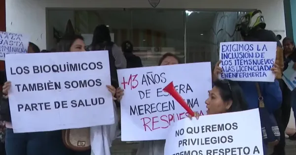PROTESTA DE BIOQUÍMICOS EN SANTA CRUZ EXIGE ESTABILIDAD E ÍTEMS