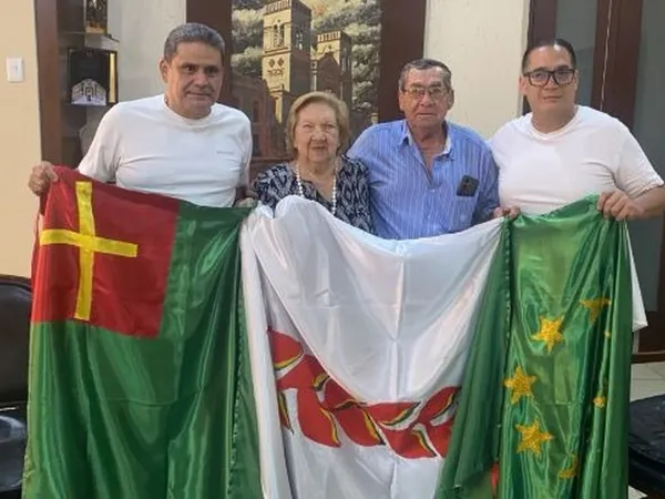 YULY NATUSCH HENRICH ENTREGÓ SÍMBOLOS PATRIOS AL ALCALDE DE TRINIDAD